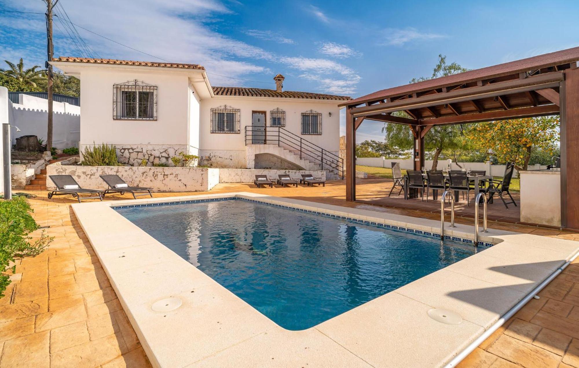 Hébergement de vacances Cozy In With Outdoor Swimming Pool